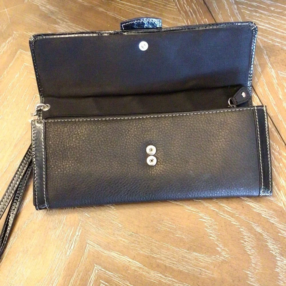 Fossil Womens Black Leather Buckle Front Clutch Wristlet Fold Over Wallet
